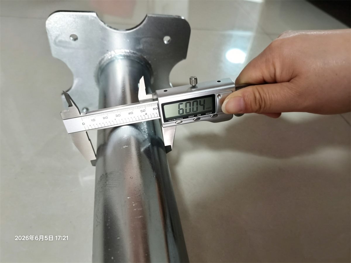 Precise tolerance control for adjustable steel props